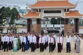 Đoàn đại biểu TP.HCM dâng hương nghĩa trang liệt sĩ, bảo tàng Hồ Chí Minh trước thềm Đại hội Đảng