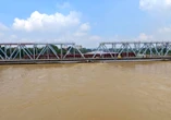 Đưa đoàn tàu hỏa 300 tấn đến giữ cầu đường sắt Bắc Giang, ngăn lũ cuốn trôi cầu