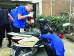 Vượt nghìn cây số 'cứu' xe cho bà con vùng lũ
