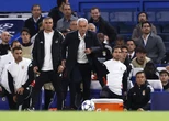HLV Mourinho cầu xin cổ động viên ngưng lăng mạ cầu thủ Chelsea