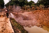 Quân y đến từng nhà, từng lớp học phun khử khuẩn, khám bệnh cho người dân vùng lũ