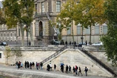 Bảo tàng Louvre bị cướp giữa ban ngày, mất bảo vật vô giá