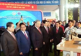 Tổng Bí thư Tô Lâm và các lãnh đạo tham quan triển lãm thiết bị công nghệ, thành tựu báo chí