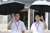 Mùa hè nóng kỷ lục, nhiều nam giới Nhật Bản 'vượt ngại' lần đầu dùng dù che nắng