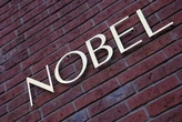 Giải Nobel nhìn từ dòng chảy nhập cư