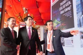 Chủ tịch nước Lương Cường và đại biểu thăm gian triển lãm của báo Tuổi Trẻ tại Đại hội Đảng
