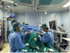 Ca mổ đặc biệt: Bác sĩ mổ lấy thận ra ngoài 'sửa chữa', rồi ghép lại cho người bệnh
