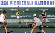 Mắt bầm, gãy hốc mắt, bong võng mạc, chấn thương mắt do pickleball tăng mạnh tại Mỹ