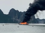 Tàu du lịch cháy ngùn ngụt ở Vân Đồn