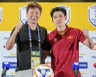 HLV Kim Sang Sik kết nối với cầu thủ Việt bằng nhân sâm và mỹ phẩm