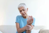 Xoa bóp bằng tỏi, dầu dừa, nghệ, tiêu đen có chữa được viêm khớp?