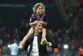 Làng bóng đá thổn thức trước hình ảnh con gái HLV Luis Enrique