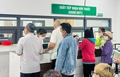 Xếp hàng, chờ 'dài cổ' lấy thuốc bệnh mạn tính