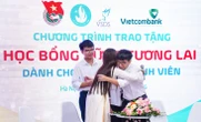 Sinh viên từng là thủ khoa có bố phụ hồ, mẹ mù chữ được nhận học bổng 'Vững tương lai'