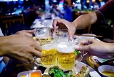 Uống bia rượu sau giờ làm: Để chia sẻ, kết nối công việc hay là tệ nạn?