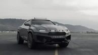 Siêu xe Lamborghini Urus độ như xe quân sự, có camera ban đêm và máy phun hơi cay