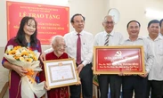 Bí thư TP.HCM Nguyễn Văn Nên trao Huy hiệu 80 năm tuổi Đảng cho cụ Nguyễn Thị Thanh Bình