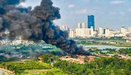Cháy kho xưởng ở Hà Nội, cột khói bốc cao hàng trăm mét