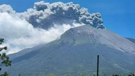 Núi lửa Philippines phun trào, cột tro khổng lồ bốc cao 4,5km