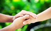 Giữa những chuyến xe hối hả, có người chịu dừng lại để cứu cả một đời người