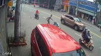 Vụ tài xế xe ôm công nghệ bị đạp ngã ở Bình Dương: Vì một cây tăm vứt xuống đường