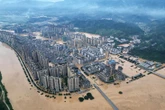 Bé gái 8 tuổi sống sót kỳ diệu sau 7 giờ mắc kẹt trong cống do lũ cuốn ở Trung Quốc