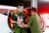 Xuyên đêm vào rừng tìm kiếm bé gái 5 tuổi rơi xuống khe đá sâu gần 10m