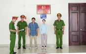 Khởi tố cặp vợ chồng sản xuất, buôn bán nước hoa giả nhãn hiệu nổi tiếng