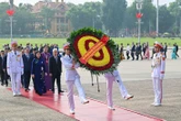 Đoàn đại biểu dự Đại hội MTTQ lần thứ XI vào Lăng viếng Chủ tịch Hồ Chí Minh