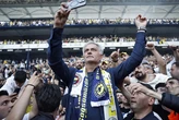 Đội của HLV Mourinho ngược dòng ngoạn mục, tiến gần Champions League