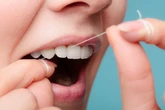 Độc lạ 'tiêm' vắc xin bằng tăm chỉ nha khoa