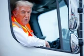 Ông Trump áp thuế 25% lên xe tải hạng nặng nhập khẩu từ ngày 1-11