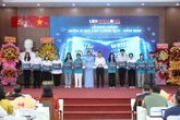 Đại học Kinh tế TP.HCM trao học bổng, bạn đọc tặng 23 triệu đồng cho nam SV làm thêm từ 3h sáng