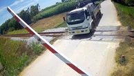 Tài xế cố tình vượt rào chắn đường sắt ở Quảng Ngãi bị phạt hơn 41 triệu đồng
