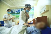 Nhìn một vật ra hai, bệnh nhân đi khám mắt phát hiện u nang ở hàm