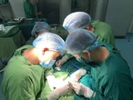 Trẻ sơ sinh thủng dạ dày được cứu sống kỳ diệu