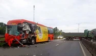 Xe khách va chạm xe đầu kéo trên quốc lộ 1, chắn ngang một làn đường