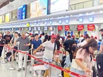 Giá vé máy bay Hà Nội tăng vọt, nhiều khách chọn bay đêm