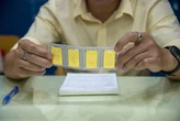 Giá vàng miếng SJC vọt lên 128 triệu đồng/lượng dù giá vàng thế giới đi xuống
