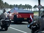 Xe điện của hãng Tesla hộ tống ông Trump tại Qatar