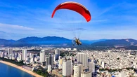 Biểu diễn dù lượn trên bầu trời Nha Trang suốt hè 2025