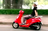 Thanh niên thả 2 tay, ngửa người về sau, để xe máy tự chạy trên đường phố Nha Trang
