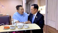 Khoảnh khắc xúc động tân thủ tướng Thái Lan tới bệnh viện quỳ xuống ôm cha sau khi đắc cử