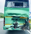 Xe tải tông đuôi xe khách trên cao tốc Vân Phong - Nha Trang