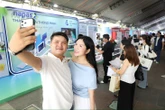 Giới trẻ xếp hàng mua trà sữa nửa giá, trải nghiệm công nghệ thanh toán xuyên biên giới tại NAPAS