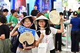 Người dân xếp hàng 'săn quà', rộn ràng trải nghiệm công nghệ tại Lễ hội Tài chính số 2026