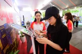 Người trẻ cùng 'nhìn nhau già đi' tại gian hàng trải nghiệm ở Ngày Tài chính số 2026