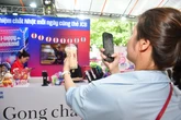 Đến gian hàng JCB, quẹt 'một chạm' uống trà sữa, nhận quà
