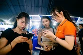 Du khách hào hứng trải nghiệm thanh toán xuyên biên giới tại gian hàng Sacombank