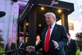 Tiếng reo hò ủng hộ và la ó phản đối vang lên ở Washington D.C khi ông Trump ghé thăm